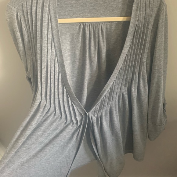 Super soft women’s cardigan like sweater! - Picture 2 of 5